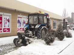 Службы благоустройства Камышина и снег сегодня весь день соревновались, кто кого
