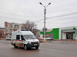 В Камышине полицейские ищут «гонщика», который на улице Пролетарской сбил 13-летнюю школьницу и сбежал: нужна помощь очевидцев (ВИДЕО)