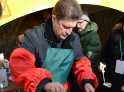 Камышане выложили в сеть фото главы администрации города Станислава Зинченко, пекущего блины на Масленице в парке