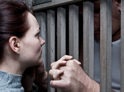 Смелая девушка, влюбленная в арестованного, пыталась купить с ним свидание у начальника СИЗО за 15 тысяч рублей