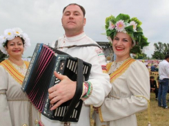 Гулянья на «Ромашковой поляне» в Камышинском районе в День семьи, любви и верности отменяются