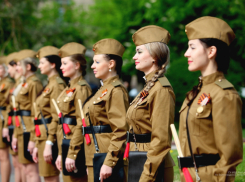 Сегодня на улицах Волгограда дежурит взвод девушек-регулировщиц в форме военных лет