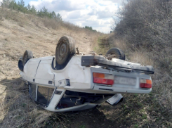 На дороге между Котово и Камышином машина 60-летнего водителя «вверх ногами» приземлилась в кювете