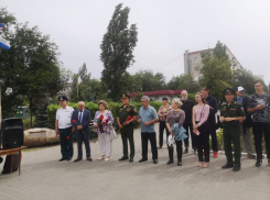 Сегодня, 16 июля, в день рождения Героя России, камышанина Александра Колгатина к его памятнику в Камышине пришли с цветами земляки и мама Героя