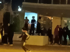 В Камышине в кадр, выложенный в соцсетях, попали танцующие девочки-подростки у ДК «Текстильщик» - на вид не совсем трезвые