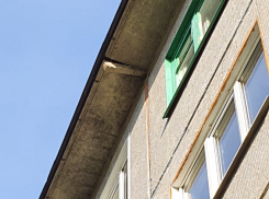 Кусок бетона с крыши на улице Спортивной в Камышине может прилететь кому-нибудь на голову, - камышанин