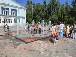 Товарищи чиновники Камышина, вы фонтанов в городе понастроили разве не затем, чтобы в жару их включать? - камышанка