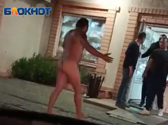 В небольшом российском городке Крымске голый мужчина вломился в магазин с едой и прокричал о несправедливости мира