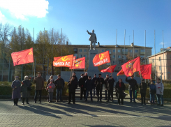 Коммунисты Камышина собрались на площади Павших борцов отметить годовщину Октябрьской революции