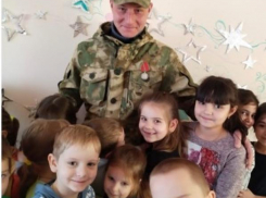 В Камышинском районе в детский сад «Колосок» пришел в гости героический земляк ребятишек Николай Гусев - он  приехал на побывку из зоны спецоперации