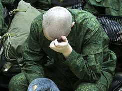 Военнослужащий схватил ротного офицера за грудки, а потом швырнул головой в шкаф