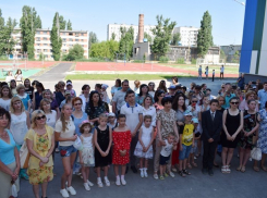 В Камышине провели экскурсию для родителей и ребят по новой школе №1