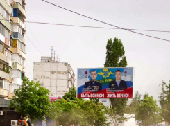 «Скидок особых мы им не делаем», - в Камышине родные погибших в СВО за собственный счет устанавливают баннеры героям в их память