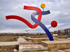 Из властных коридоров Камышина оправдываются за «кубистскую» фигуру на постаменте: зато «ЭТО» недорого