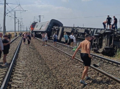 В Волгоградской области сошел с рельсов пассажирский поезд, выполнявший маршрут на черноморский курорт (ВИДЕО)