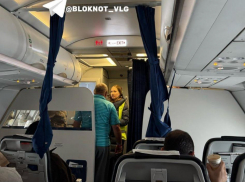 «Людям плохо, вызывают медиков»: на 12 часов заблокировали в самолете летящих из Египта в Волгоград 