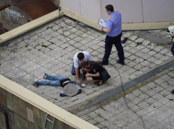 Из окна известной высотки в Волгограде сорвалась женщина - насмерть
