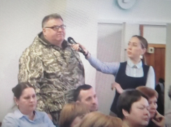 Камышанин напомнил чиновникам, что сильно затянулось изготовление памятной таблички для школы, носящей имя Героя России Даниила Ежова (ВИДЕО)