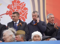 Депутата камышан в Госдуме Алексея Волоцкова журналисты запечатлели в Волгограде на параде на вип-трибуне за сосредоточенным телефонным разговором