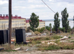 В Камышине священники молятся о новом храме с видом на Волгу, но на этой площадке пока ударно строится только ТЦ