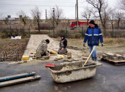 Фотокор «Блокнота Камышина» показал, как выглядит парк Текстильщиков в объявленный властями день сдачи: красными ленточками «не пахнет»