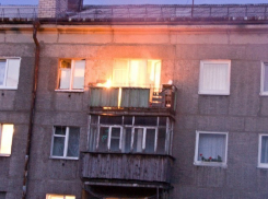 Из-за небрежно брошенного окурка сгорел балкон в одной из многоэтажек Камышина