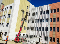 Какое оборудование закупают для новой поликлиники в Камышине: ее строительство вступает в завершающую стадию