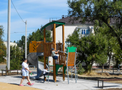 В Камышине малыши не дождутся открытия детского городка на втором участке и потихоньку его «обживают»