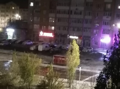 Зеленые деревья на белом снегу: к полуночи последнего дня октября Камышин приобрел фантазийный вид