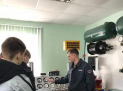 Школьники Камышинского района попробовали себя в роли машинистов на тренажере современного электровоза