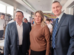 Депутаты Камышинской городской думы попозировали на ярмарке в ДК