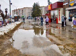 «Если бы слежавшийся снег вовремя вывозили из города, не было бы такого болота на центральных улицах Камышина», - камышанка