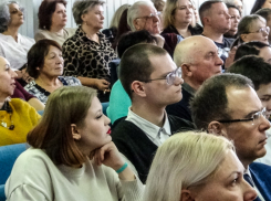 Из отчета главы Камышина следовало, что целый отряд новых врачей заступил на службу в городских больницах