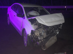 На московской трассе «Фольксваген» врезался в ограждение, пострадал 19-летний парень