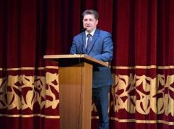 Глава Камышина Станислав Зинченко пригласил «избранную» общественность в театр на свой поздравительный доклад