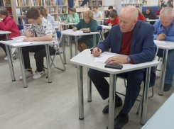Власти Камышина вдохновляют горожан сесть «за парты» Тотального диктанта - агитируют в том числе примером первых лиц города