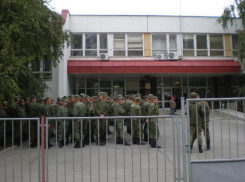 В Камышине голосование открылось толпами военнослужащих на входе в крупные избирательные участки