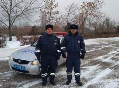 Камышинские полицейские спасли жизнь водителю, у которого в дороге случился инсульт