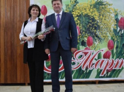 Глава администрации Камышина Станислав Зинченко вручил женщинам-бюджетницам  письма счастья и бонус - запечатлеться в паре с собой