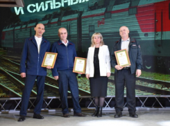 Грамотами и наручными часами наградили по случаю профессионального праздника машинистов станции Петров Вал в Камышинском районе