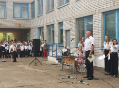 Депутаты Камышинской городской думы в День знаний  разошлись по школам в своих избирательных округах