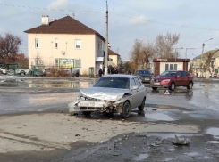 «По кольцу разъехаться уже не могут», - в соцсетях выложили снимок ДТП у бывшей «Кометы» в Камышине