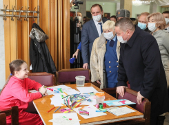 Андрей Бочаров проведал семьи беженцев из Донбасса, прибывших в Волгоградскую область