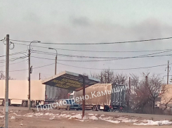 В Камышине от урагана «скособочило» рекламные щиты и перевернуло дворовые скамейки