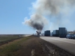 Вспыхнувший на автодороге большегруз затормозил движение по трассе Р-22 «Каспий» сегодня, 29 сентября (ВИДЕО)