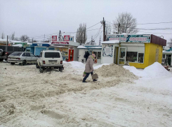 Камышане требуют от администрации Камышина не только сдвигать снег в горы на улицах, но и активнее вывозить его из города