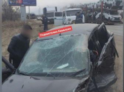 Фура разворотила Datsun на подъезде к гипермаркету в Камышине