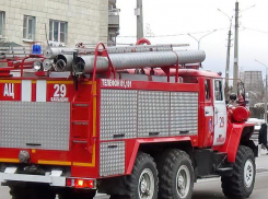 В Камышине вчера поздно вечером сгорел деревянный дом
