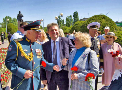 Военные марши и танцовщицы в платьях цвета российского триколора: самые яркие моменты маресьевского праздника в Камышине (ВИДЕО)