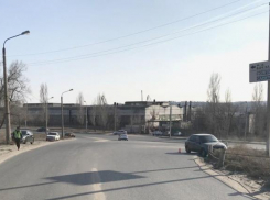 В Камышине 25-летняя девушка-водитель на повороте выпала из салона автомобиля, а «Лада Калина» поехала дальше сама...